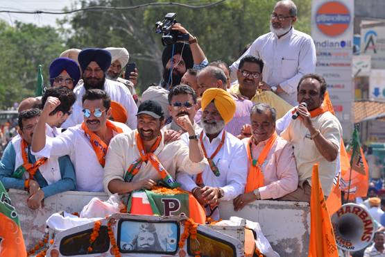 बॉबी-धर्मेंद्र मांग रहे हैं सनी देओल के लिए वोट, कहां हैं हेमा मालिनी?