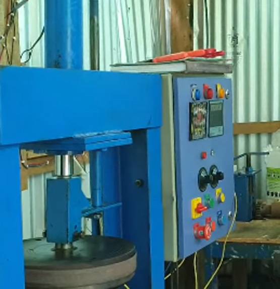 यूट्यूब से सीखा डिस्पोजेबल प्लेट्स बनाना, खोली खुद की कंपनी