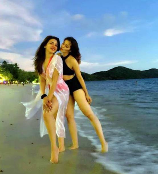 थाईलैंड में शमा स‍िकंदर का हॉलीडे, समंदर किनारे दोस्तों संग मस्ती