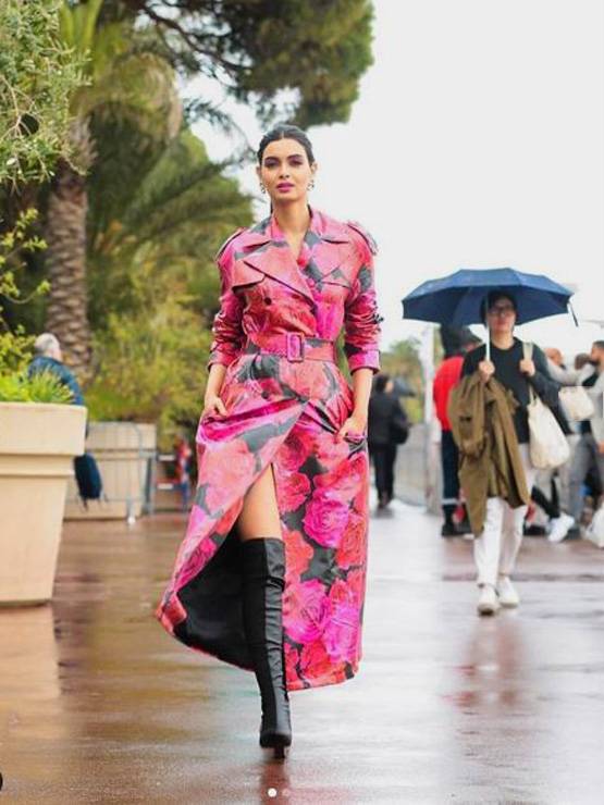 ट्रेंच कोट-लॉन्ग बूट्स में छाईं डायना, एंजेलिना जोली से इंस्पायर है लुक