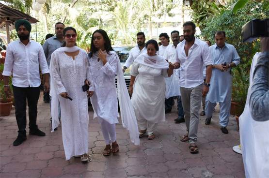 वीरू देवगन की शोक सभा, अजय-काजोल को सांत्वना देने पहुंचीं उर्मिला मातोंडकर