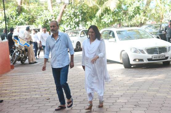 वीरू देवगन की शोक सभा, अजय-काजोल को सांत्वना देने पहुंचीं उर्मिला मातोंडकर