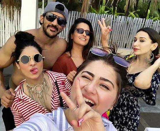 ये है मोहब्बतें के स्टार्स का गोवा हॉलिडे, पूल में यूं किया एंजॉय