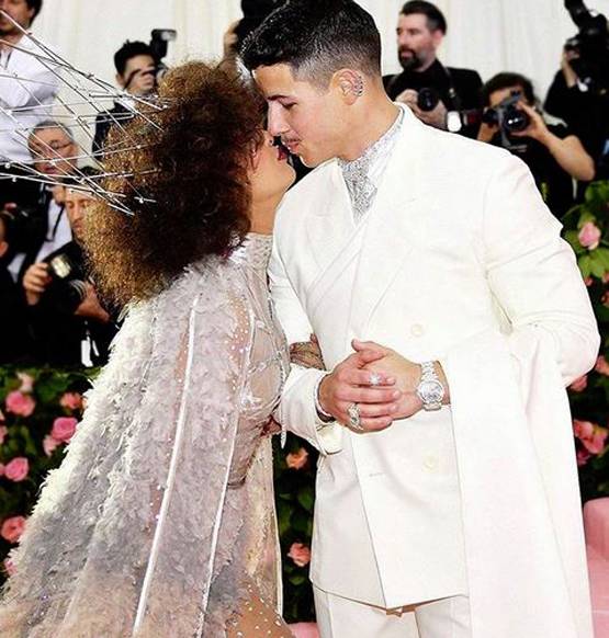 मेट गाला 2019: बोल्ड मेकअप में प्रियंका का ड्रामैटिक लुक, निक संग दिखीं