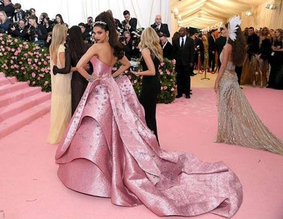 ड‍िजनी प्र‍िंसेस लुक में दीप‍िका की मेट गाला 2019 में एंट्री, ऐसा है लुक