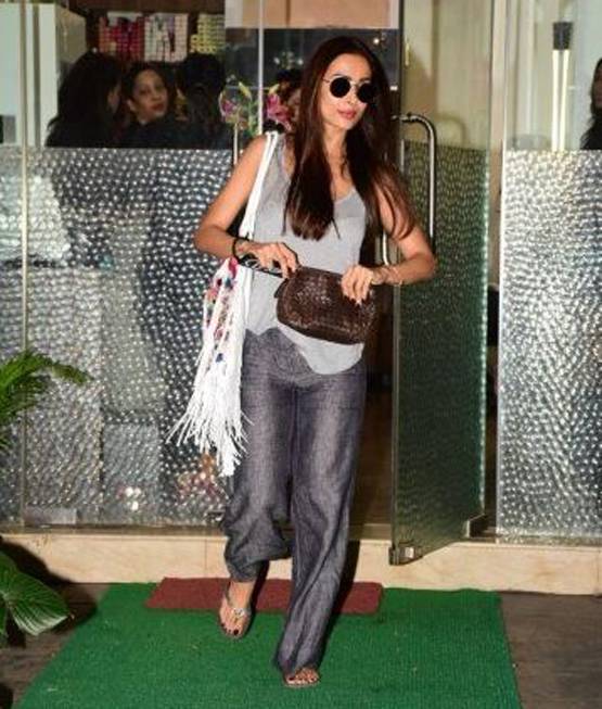 PHOTOS: गंजी टॉप-ग्रे शिमरी पैंट में दिखा मलाइका अरोड़ा का कूल अंदाज
