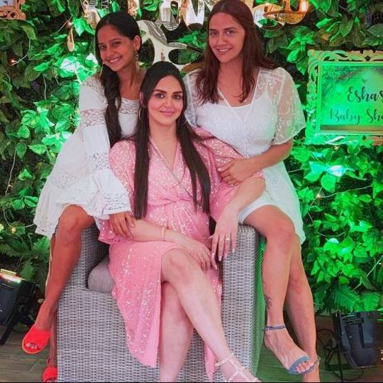 ईशा देओल की बेबी शावर पार्टी, गर्ल गैंग संग किया सेलिब्रेट
