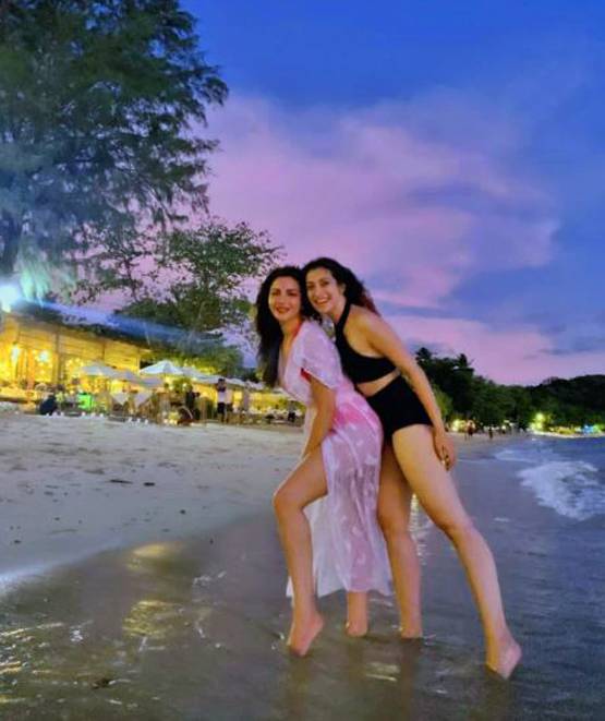 थाईलैंड में शमा स‍िकंदर का हॉलीडे, समंदर किनारे दोस्तों संग मस्ती