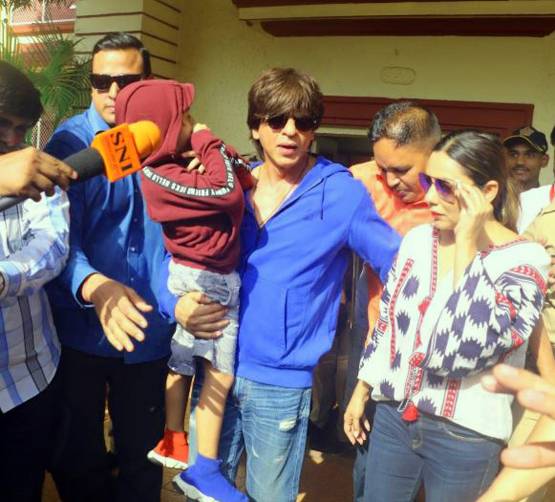 चर्चा में अबराम खान के जूते, 7 दिन में दूसरी बार दिखा मिसमैच फैशन