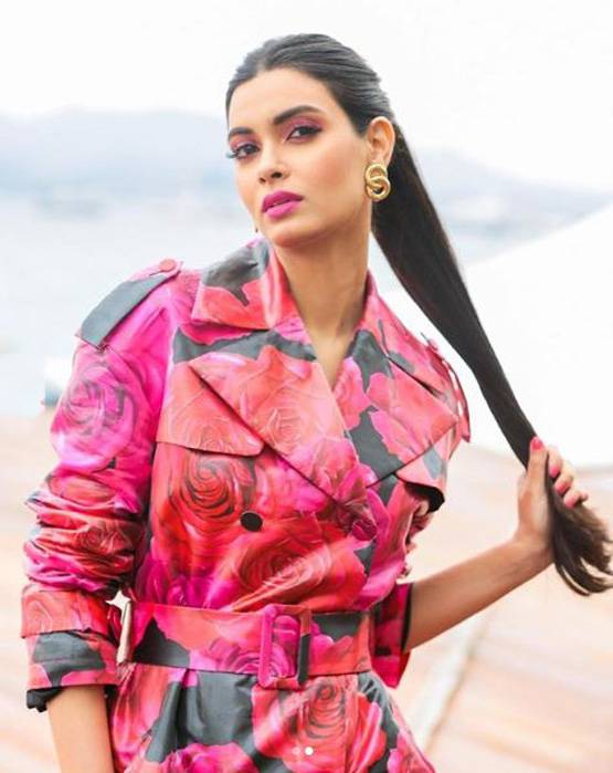 ट्रेंच कोट-लॉन्ग बूट्स में छाईं डायना, एंजेलिना जोली से इंस्पायर है लुक