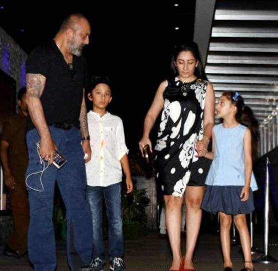 फैमिली संग डिनर डेट पर संजय दत्त, ब्लैक शॉर्ट ड्रेस में दिखीं मान्यता