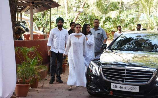 वीरू देवगन की शोक सभा, अजय-काजोल को सांत्वना देने पहुंचीं उर्मिला मातोंडकर