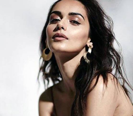 ब्लैक गाउन में मानुषी छिल्लर का ग्लैमरस अवतार, तस्वीरें वायरल