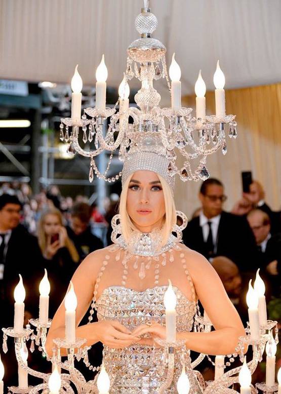 बर्गर आउटफिट में दिखीं केटी पेरी, यूं ही नहीं होती मेट गाला के फैशन की चर्चा