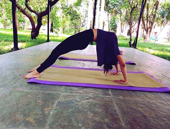 आधी रात को पूल में यूं CHILL कर रहीं मौनी रॉय, फोटो वायरल