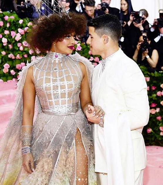 मेट गाला 2019: बोल्ड मेकअप में प्रियंका का ड्रामैटिक लुक, निक संग दिखीं