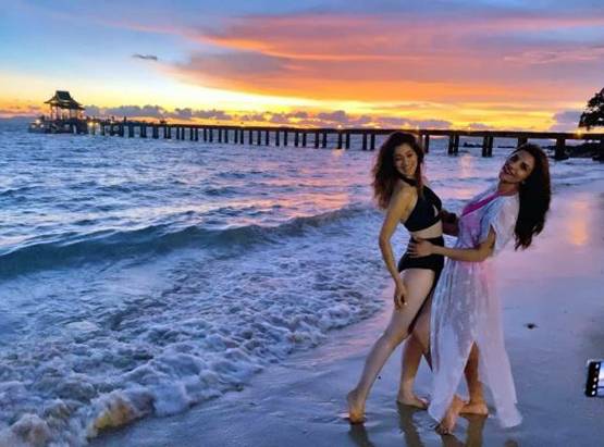 थाईलैंड में शमा स‍िकंदर का हॉलीडे, समंदर किनारे दोस्तों संग मस्ती