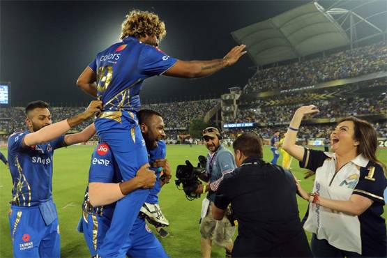 कंधे पर बैठे मलिंगा को नीता अंबानी ने ऐसे दी बधाई, जश्न की तस्वीरें