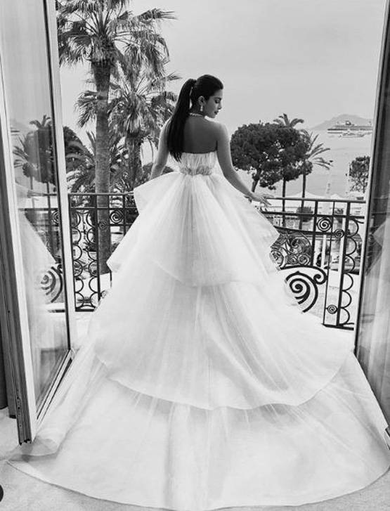 कान्स में प्रियंका का रेड लुक आउट, निक संग दिखी रोमांट‍िक केमिस्ट्री