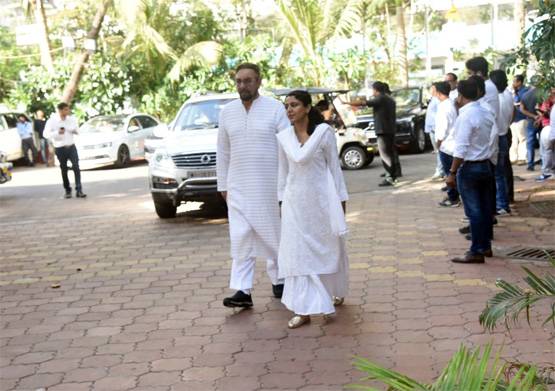 वीरू देवगन की शोक सभा, अजय-काजोल को सांत्वना देने पहुंचीं उर्मिला मातोंडकर