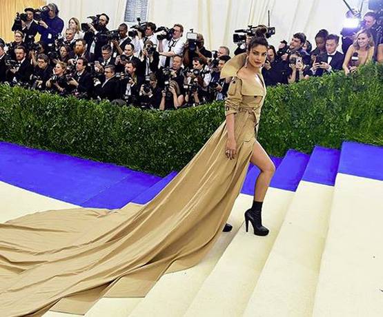मेट गाला 2019 में फिर जलवे बिखेरेंगी दीपिका-प्रियंका, देखें पुराने Looks