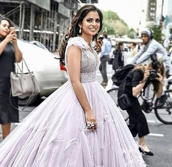 शादी के बाद मेट गाला में ईशा का अंदाज, 350 घंटे में बनकर तैयार हुआ गाउन