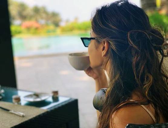 आधी रात को पूल में यूं CHILL कर रहीं मौनी रॉय, फोटो वायरल