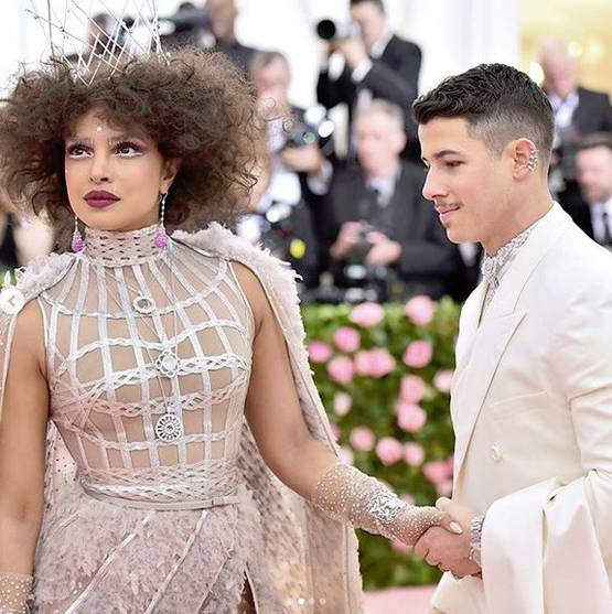 मेट गाला 2019: बोल्ड मेकअप में प्रियंका का ड्रामैटिक लुक, निक संग दिखीं