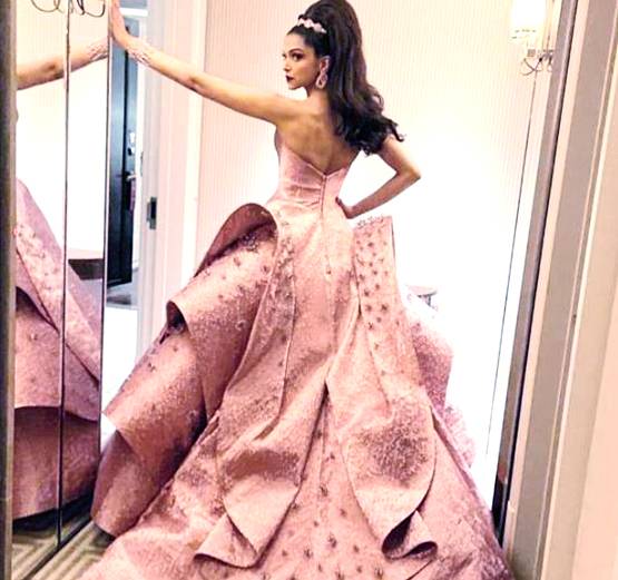 ड‍िजनी प्र‍िंसेस लुक में दीप‍िका की मेट गाला 2019 में एंट्री, ऐसा है लुक