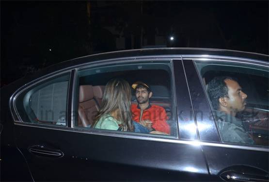 सारा का हाथ थामे कार में बैठे थे कार्त‍िक, कैमरा देखकर यूं छ‍िपाया चेहरा