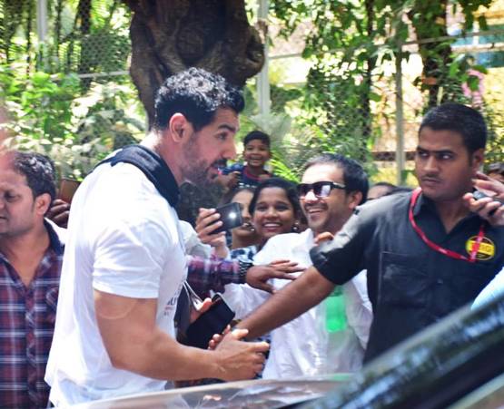 वीरू देवगन का निधन: अजय के दुख में शामिल हुए राकेश रोशन-जॉन अब्राहम