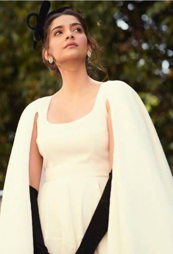 व्हाइट गाउन संग 2.6 लाख के बैग में हिट है सोनम कपूर का फैशन, PHOTOS