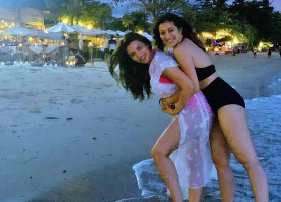 थाईलैंड में शमा स‍िकंदर का हॉलीडे, समंदर किनारे दोस्तों संग मस्ती