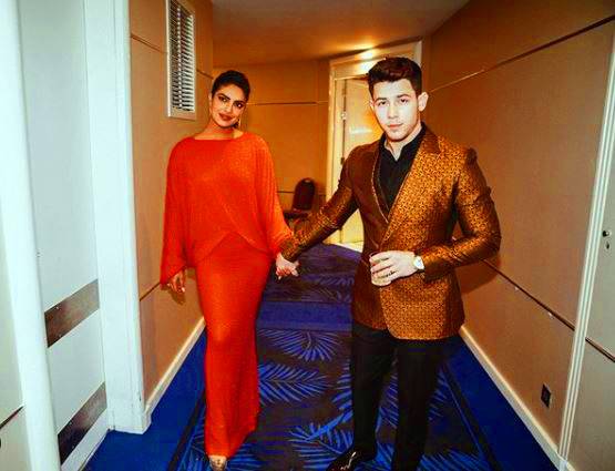 कान्स में प्रियंका का रेड लुक आउट, निक संग दिखी रोमांट‍िक केमिस्ट्री