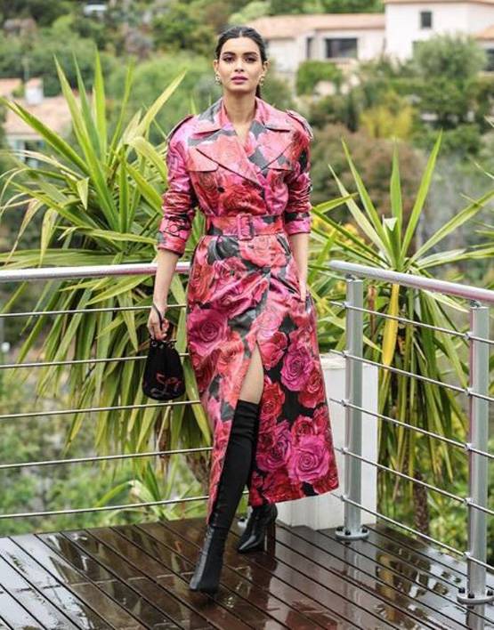 ट्रेंच कोट-लॉन्ग बूट्स में छाईं डायना, एंजेलिना जोली से इंस्पायर है लुक