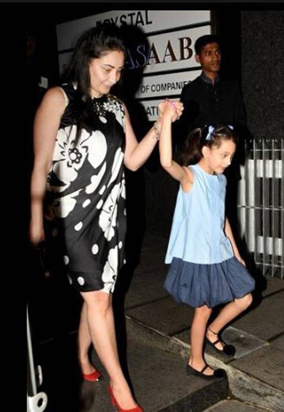 फैमिली संग डिनर डेट पर संजय दत्त, ब्लैक शॉर्ट ड्रेस में दिखीं मान्यता