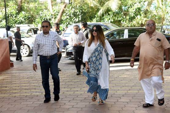 वीरू देवगन की शोक सभा, अजय-काजोल को सांत्वना देने पहुंचीं उर्मिला मातोंडकर