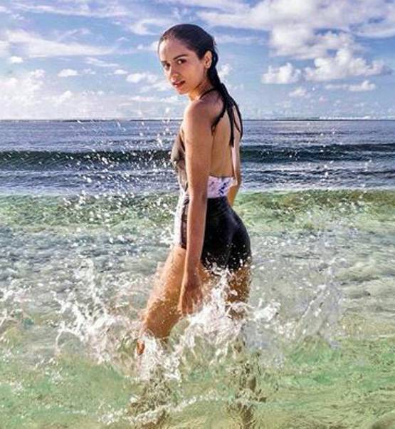 ब्लैक गाउन में मानुषी छिल्लर का ग्लैमरस अवतार, तस्वीरें वायरल