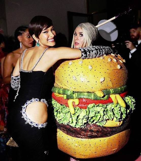 बर्गर आउटफिट में दिखीं केटी पेरी, यूं ही नहीं होती मेट गाला के फैशन की चर्चा