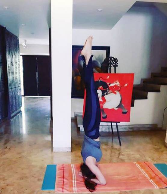 आधी रात को पूल में यूं CHILL कर रहीं मौनी रॉय, फोटो वायरल