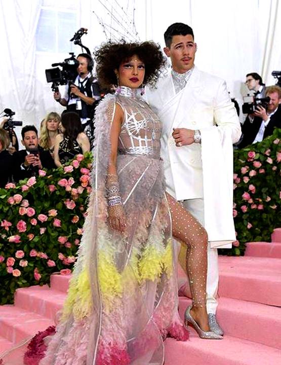 मेट गाला 2019: बोल्ड मेकअप में प्रियंका का ड्रामैटिक लुक, निक संग दिखीं