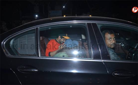 सारा का हाथ थामे कार में बैठे थे कार्त‍िक, कैमरा देखकर यूं छ‍िपाया चेहरा