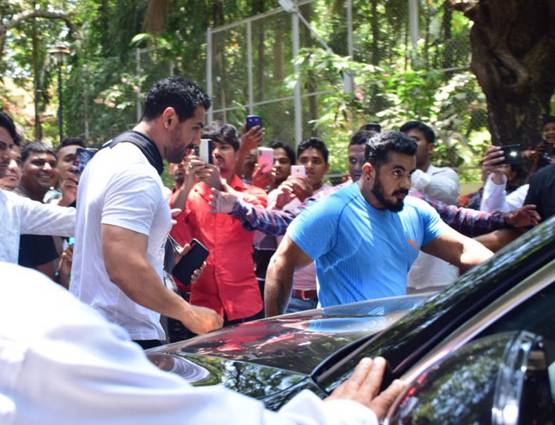 वीरू देवगन का निधन: अजय के दुख में शामिल हुए राकेश रोशन-जॉन अब्राहम