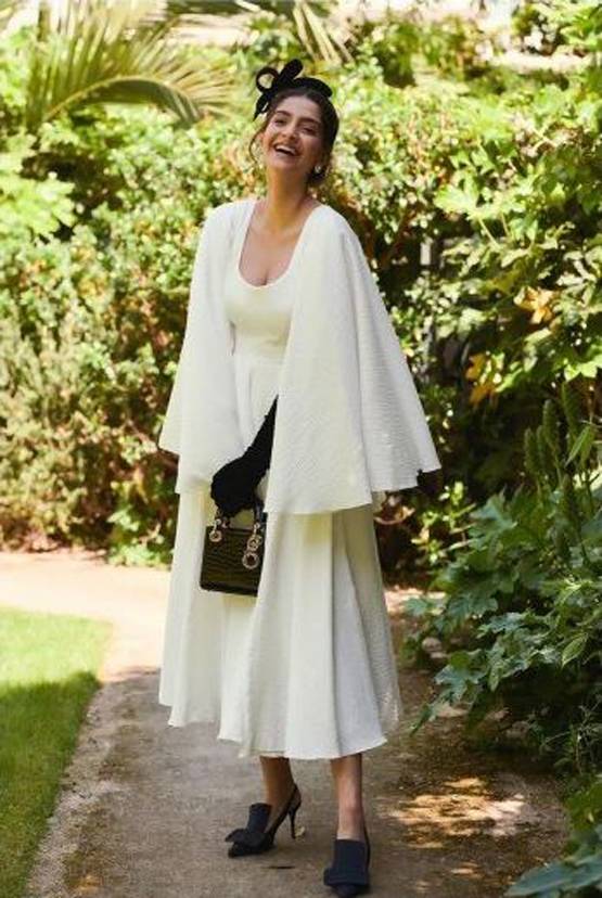 व्हाइट गाउन संग 2.6 लाख के बैग में हिट है सोनम कपूर का फैशन, PHOTOS