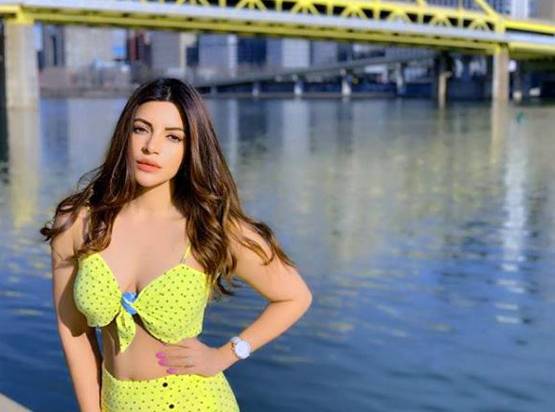 थाईलैंड में शमा स‍िकंदर का हॉलीडे, समंदर किनारे दोस्तों संग मस्ती