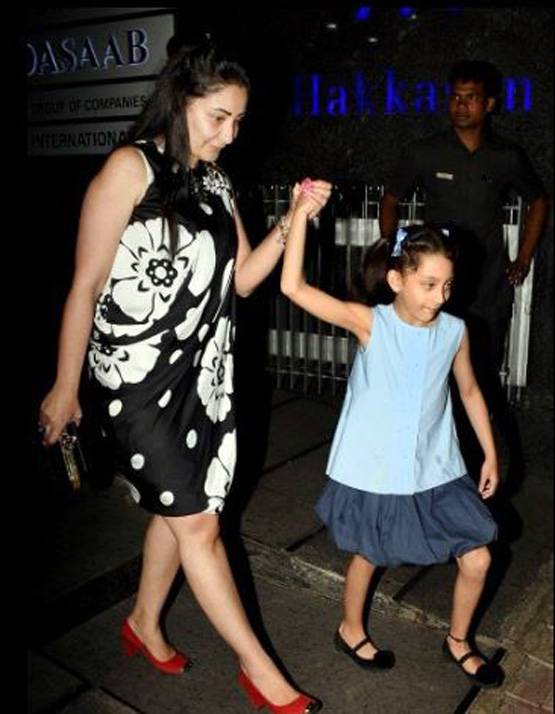 फैमिली संग डिनर डेट पर संजय दत्त, ब्लैक शॉर्ट ड्रेस में दिखीं मान्यता