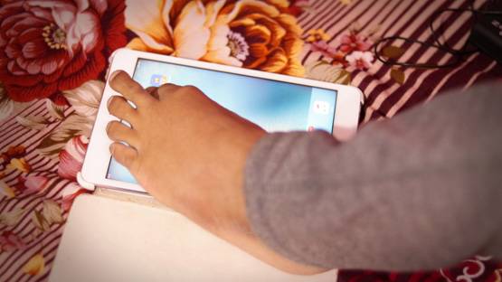 पैर से लिखकर 81% लाने वाली निष्ठा के आगे फीके हैं CBSE टॉपर्स