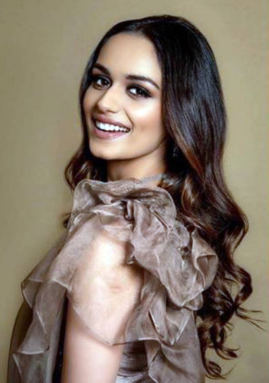 ब्लैक गाउन में मानुषी छिल्लर का ग्लैमरस अवतार, तस्वीरें वायरल