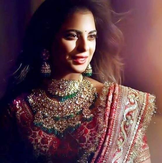 शादी के बाद मेट गाला में ईशा का अंदाज, 350 घंटे में बनकर तैयार हुआ गाउन