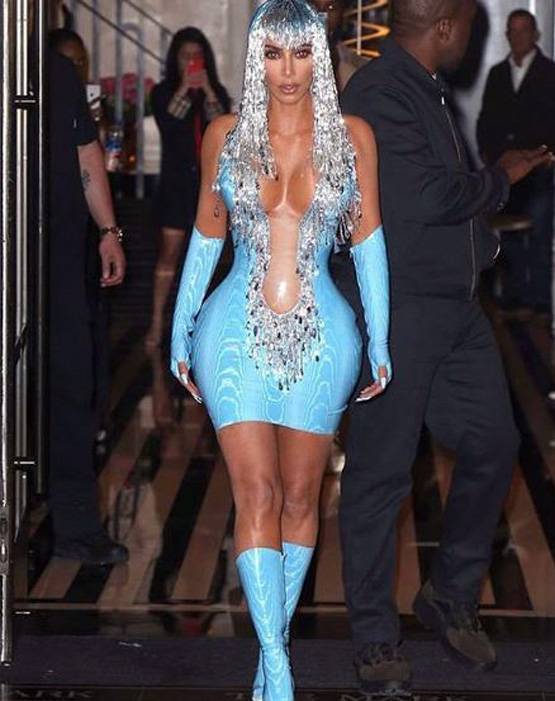 स‍िल्वर हेयर, मिनी ड्रेस, ऐसा था मेट गाला आफ्टर पार्टी में किम का लुक